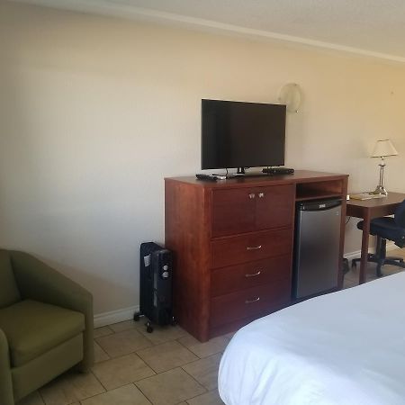 Super 8 By Wyndham Smoky Lake Ngoại thất bức ảnh
