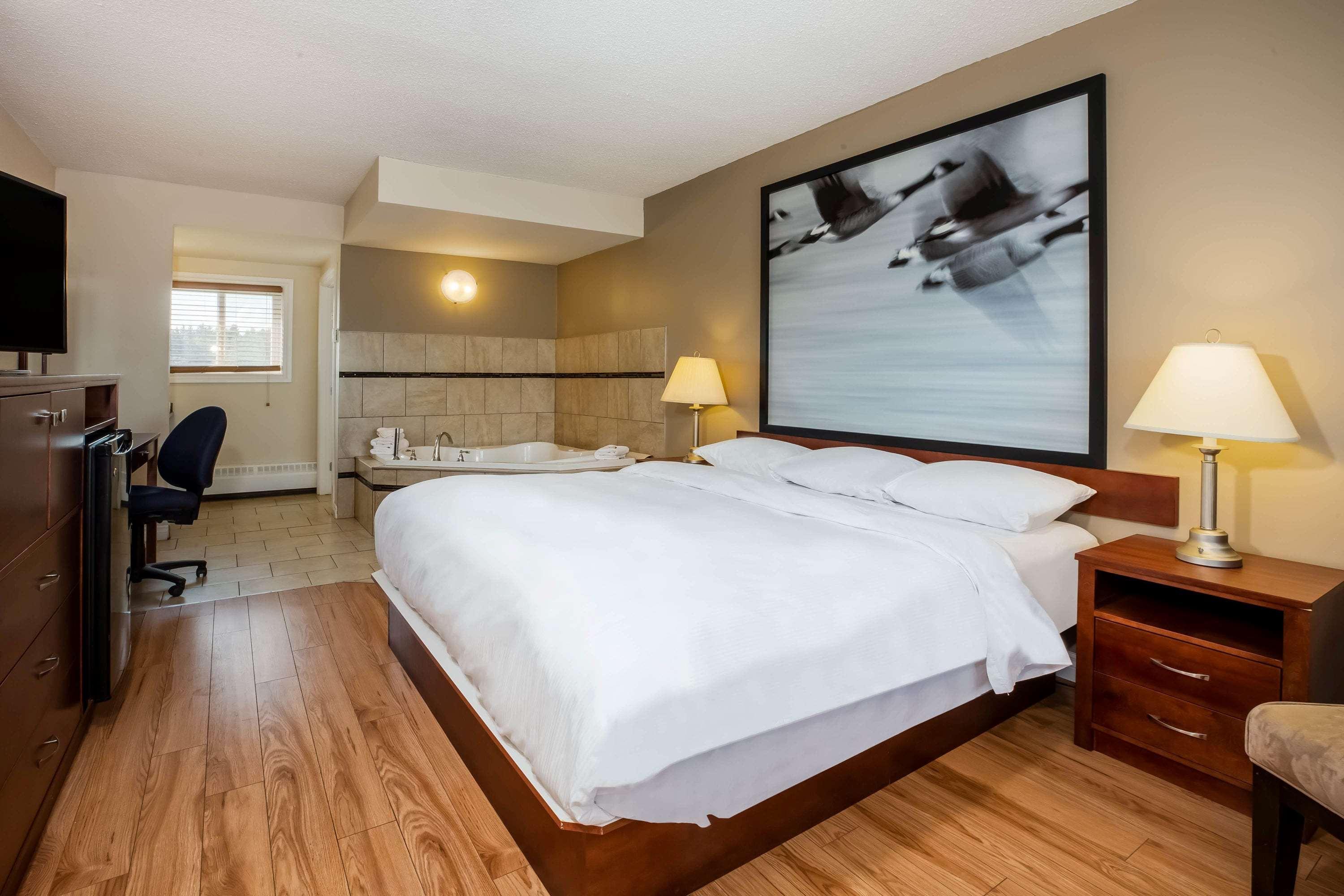 Super 8 By Wyndham Smoky Lake Ngoại thất bức ảnh