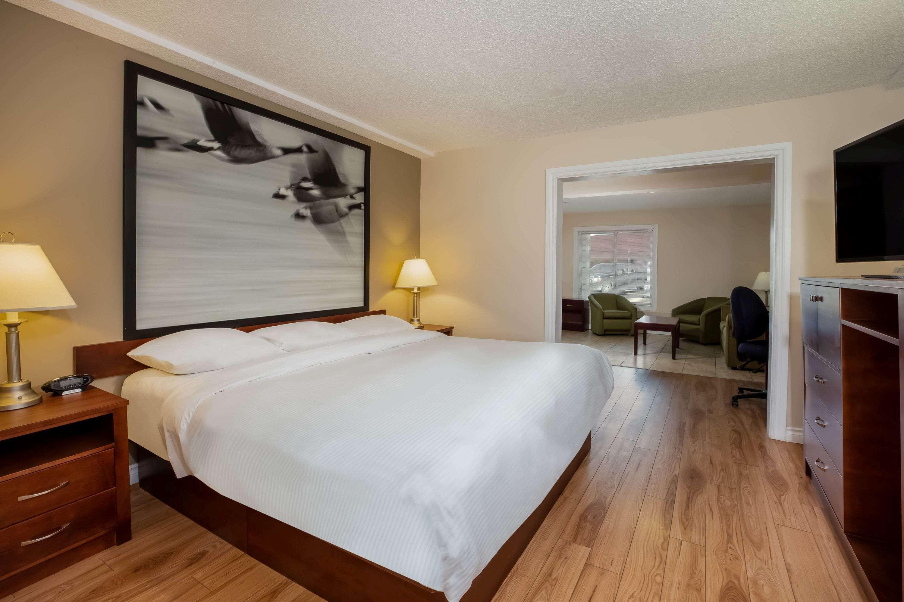 Super 8 By Wyndham Smoky Lake Ngoại thất bức ảnh