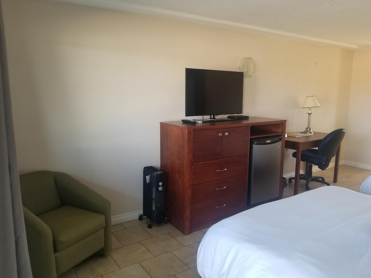 Super 8 By Wyndham Smoky Lake Ngoại thất bức ảnh