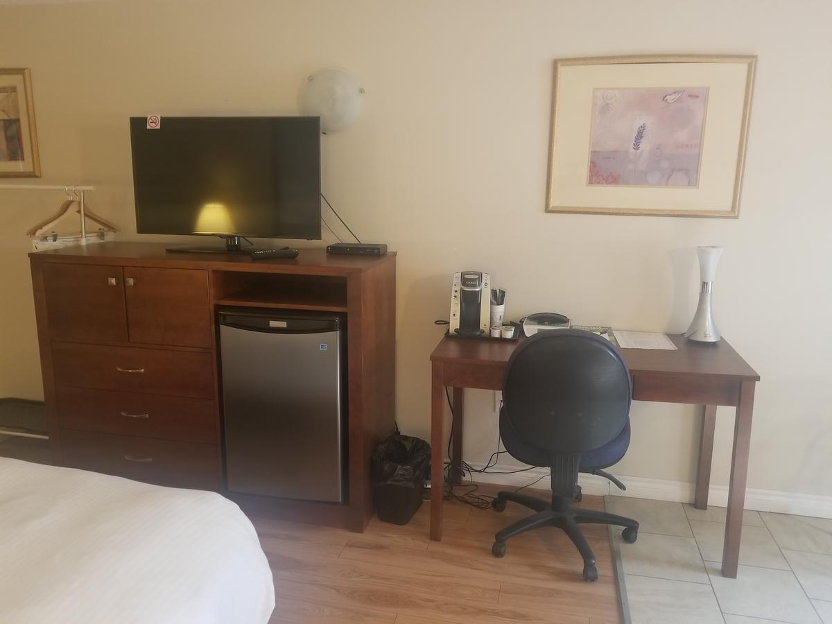 Super 8 By Wyndham Smoky Lake Ngoại thất bức ảnh